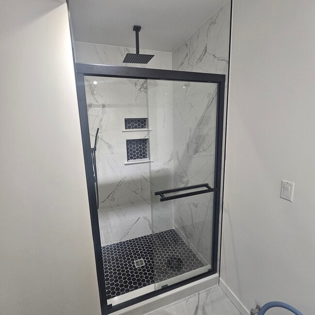 Building Photo - 2420 Southeast Celebrity Court