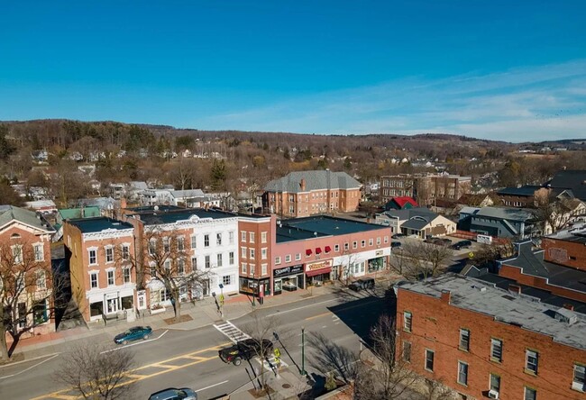 Building Photo - 573 Main St