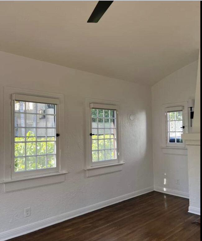 Bright with French windows - 6860 Iris Cir