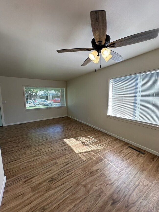 Building Photo - Charming 2 Bed/1 Bath, a must see, Call Now!