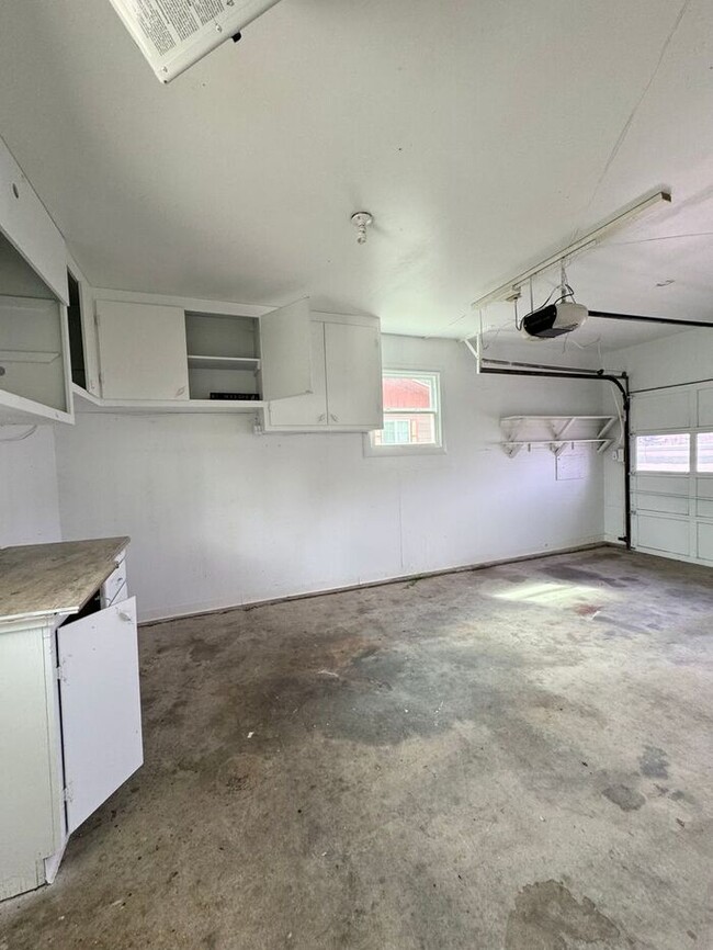 Building Photo - Charming Updated 3bd, 1bath Home In SW Lov...