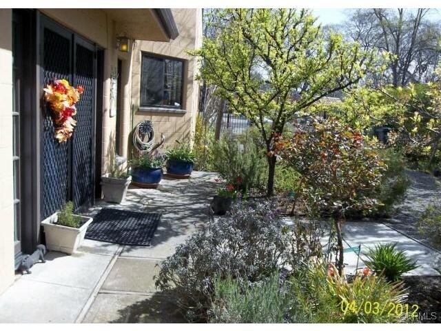 Foto del edificio - 14125 Lakeshore Dr