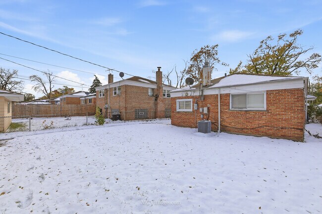 Foto del edificio - 14631 Kimbark Ave