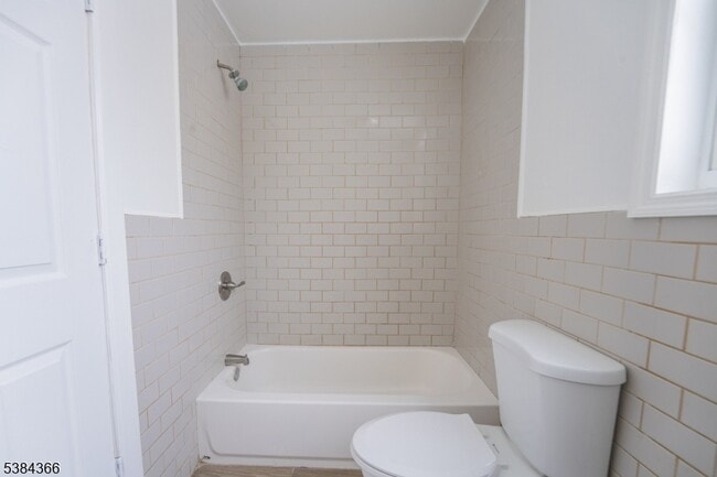 Foto del edificio - 296 N Clinton St