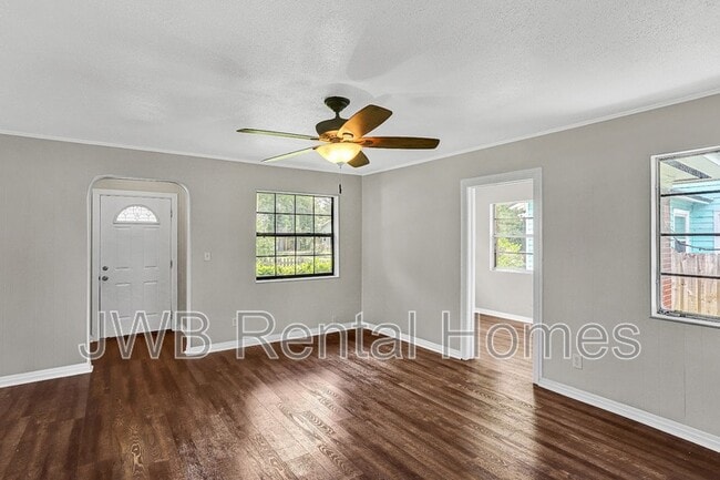 Building Photo - 2739 Myra St
