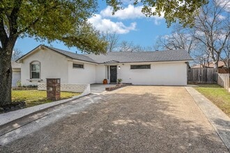 Building Photo - 10104 Oak Hollow Cir