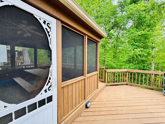 Building Photo - BEAUTIFUL AND PRIVATE LAKE RIDGE HOME
