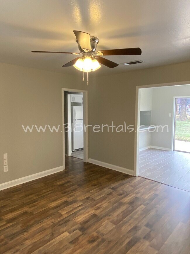 Building Photo - Home in Bellaire available now!