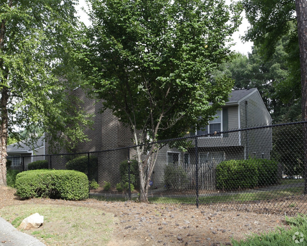Woodchase Townhouses Apartments in Marietta, GA