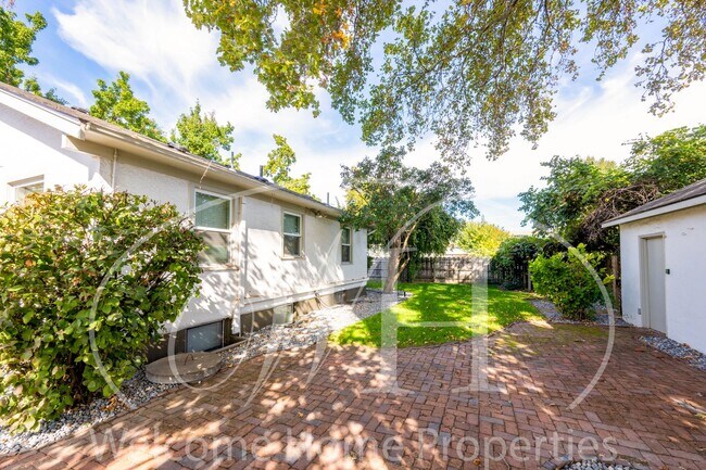 Building Photo - 427 SW Bade Ave
