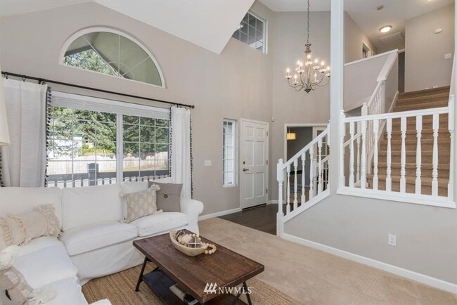 Building Photo - 3 Bedroom 2.5 Bath Hilltop Home w/Beautifu...