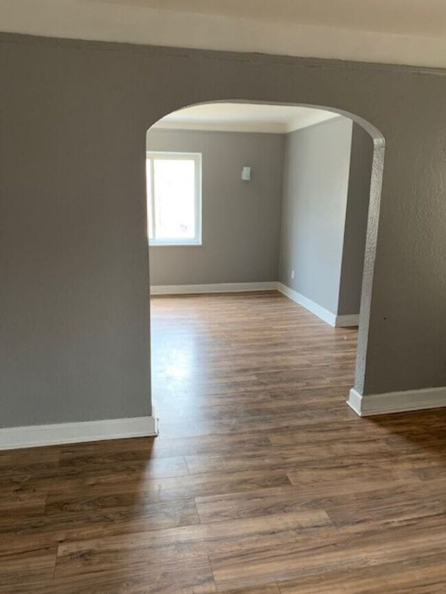 Foto del edificio - Stop- Wait a Minute ! Beautifully updated upper 2 bedroom flat - Section 8 Accepted