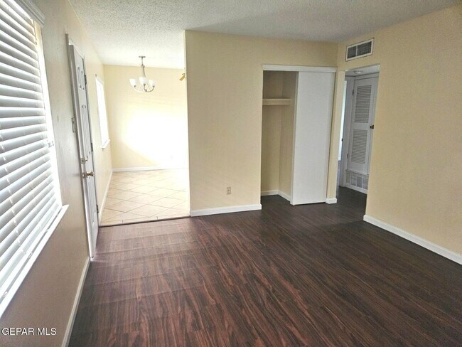 Foto del edificio - 1601 N El Paso St