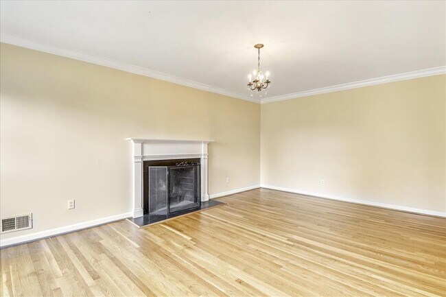 Building Photo - Beautiful 4 BR 3 BA home in quiet neighbor...