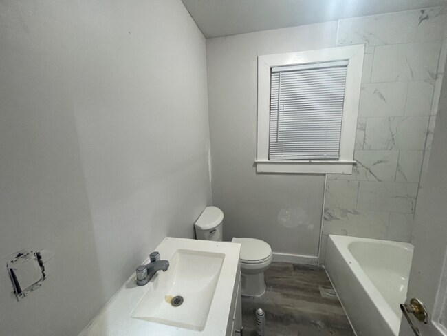 Building Photo - 250 Vernis Ave