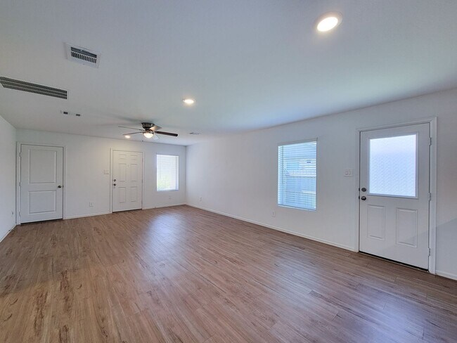 Foto del edificio - This single-story home has a comfortable layout with three bedrooms and a living area all on one ...