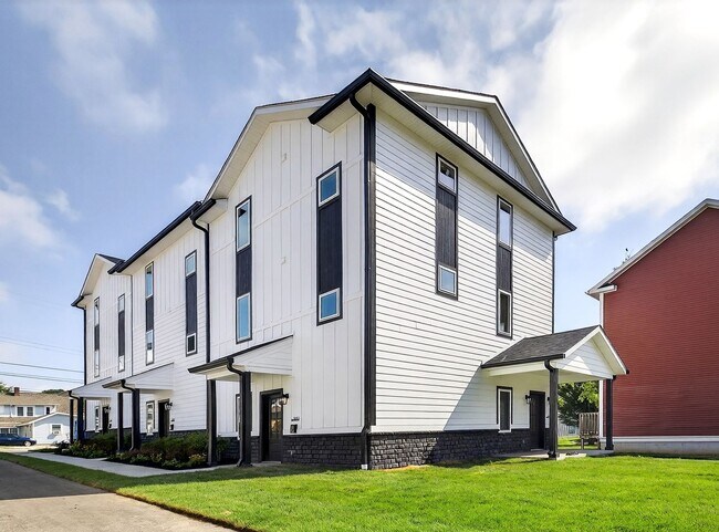 Foto del edificio - ***August 2025*** Brand New Luxury Build! 4 Bed, 4 Bath Townhome!
