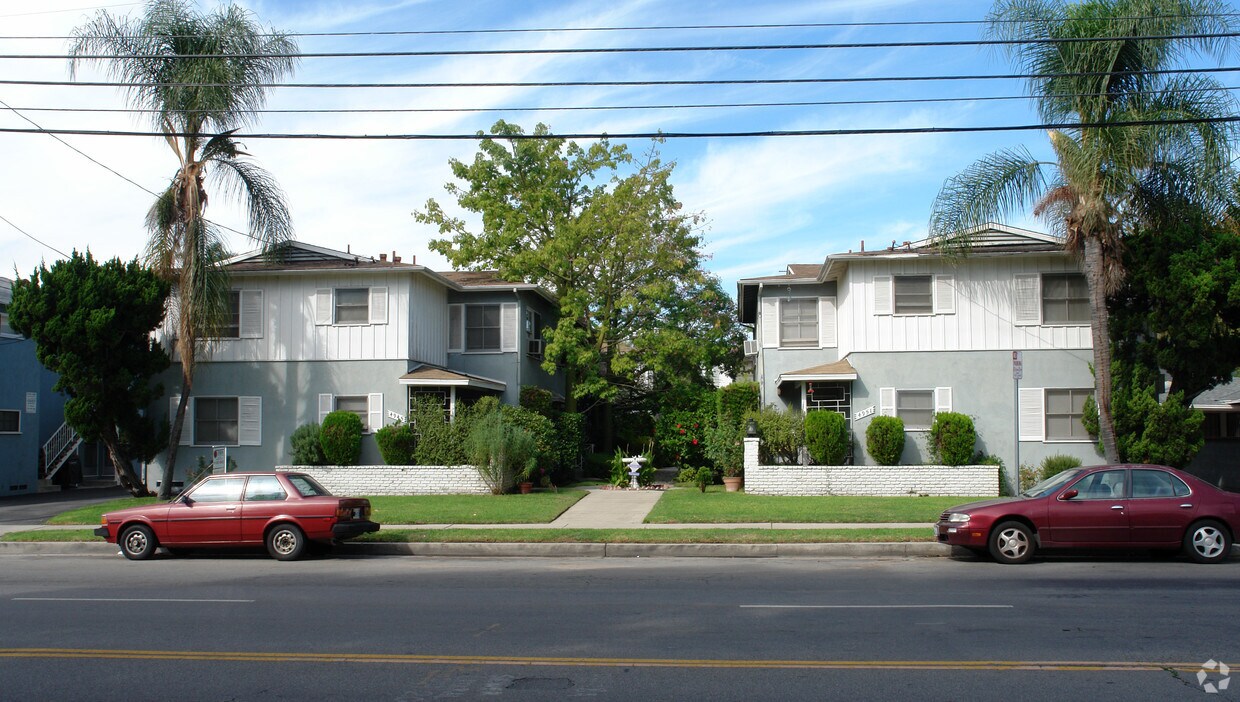 Foto del edificio - 4945-4951 Whitsett Ave