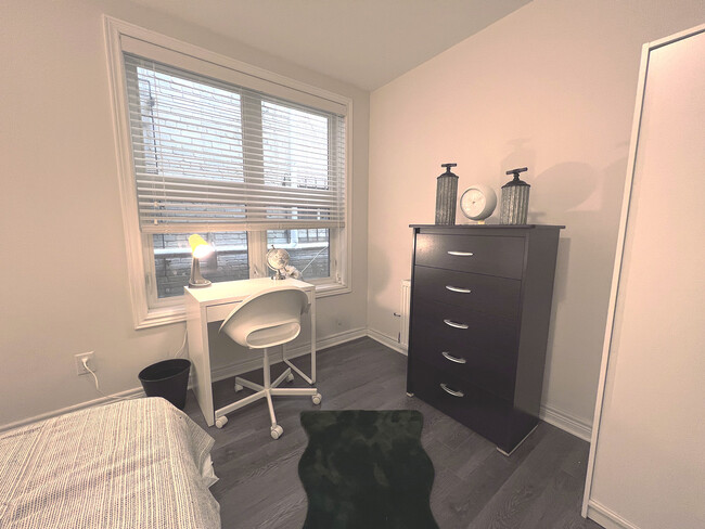 Building Photo - Deluxe Room - Pembroke