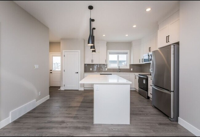 Building Photo - 1000 Berg Pl