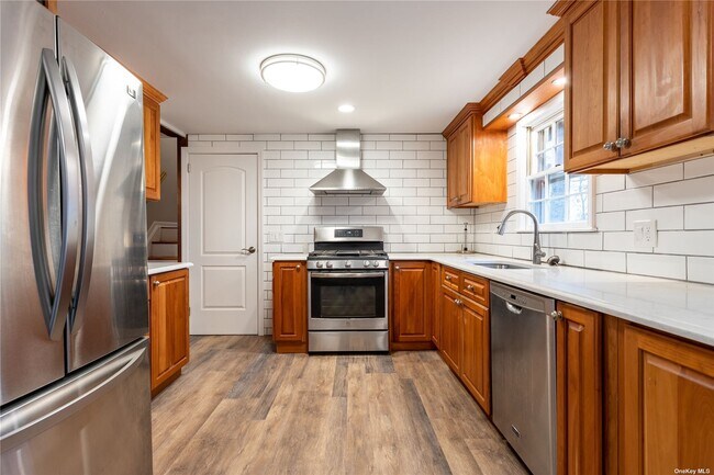 Building Photo - 3 Tappen Dr