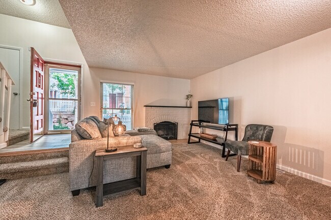 Building Photo - 2665 Hatch Cir