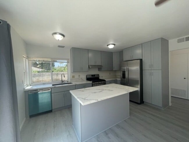 Building Photo - Recently remodeled throughout 3 bedrooms, ...