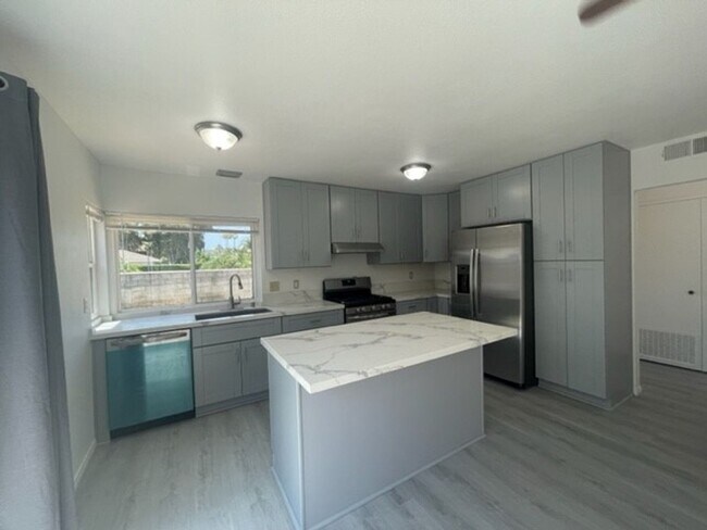 Foto del edificio - Recently remodeled throughout 3 bedrooms, ...
