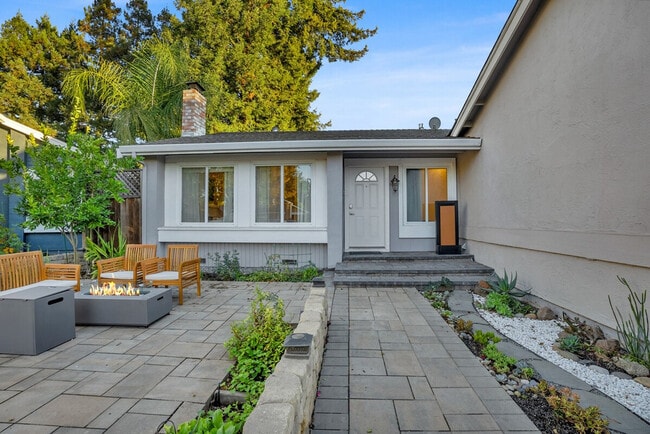 Foto del edificio - 5805 Silver Creek Valley Pl