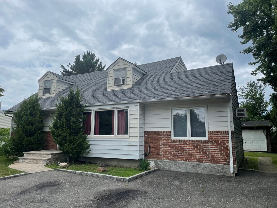 6 Glenwood Rd, Glen Head, NY 11545 House Rental in Glen Head, NY