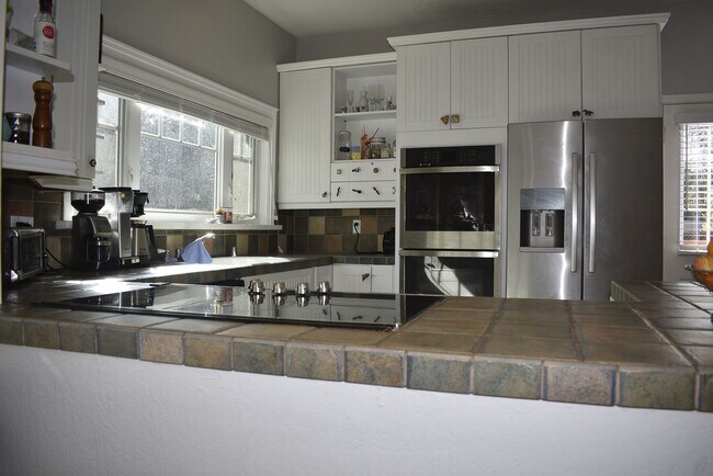 Building Photo - 2140 Portola Way
