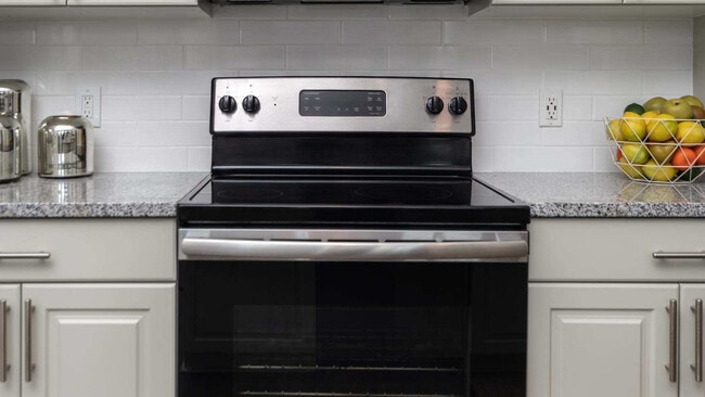 Stainless steel appliances - 2700 Charlotte Ave Apartments