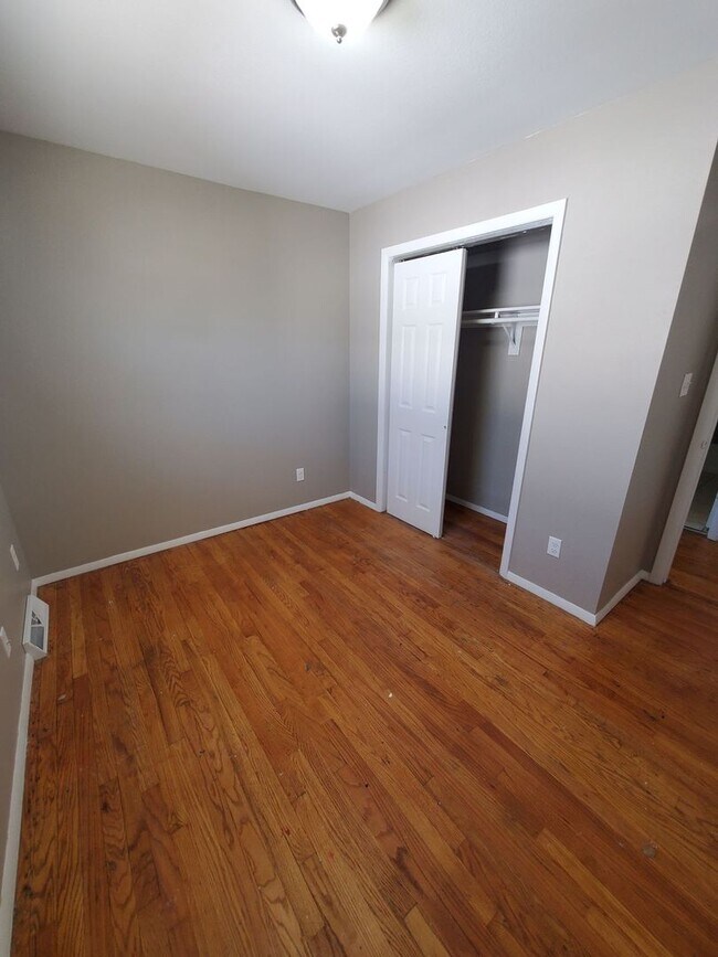 Foto del edificio - 5917-5919 N 83rd St. (Duplex)