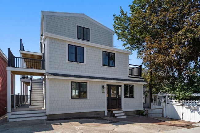 Newly Renovated - Ocean Views - Laundry - Parking - Fire Pit - Newly Renovated - Ocean Views - Laundry - Parking - Fire Pit Apartment