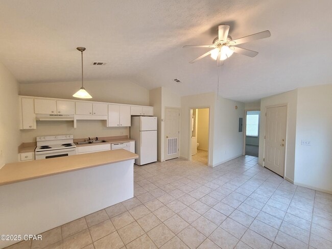 Foto del edificio - 5522 Pinetree Ave