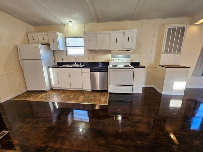 Cocina - 607 Tater Peeler Rd