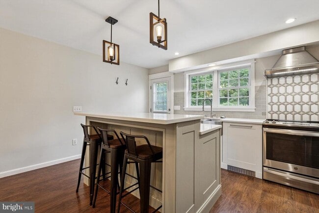 Building Photo - 284 Parker Ave