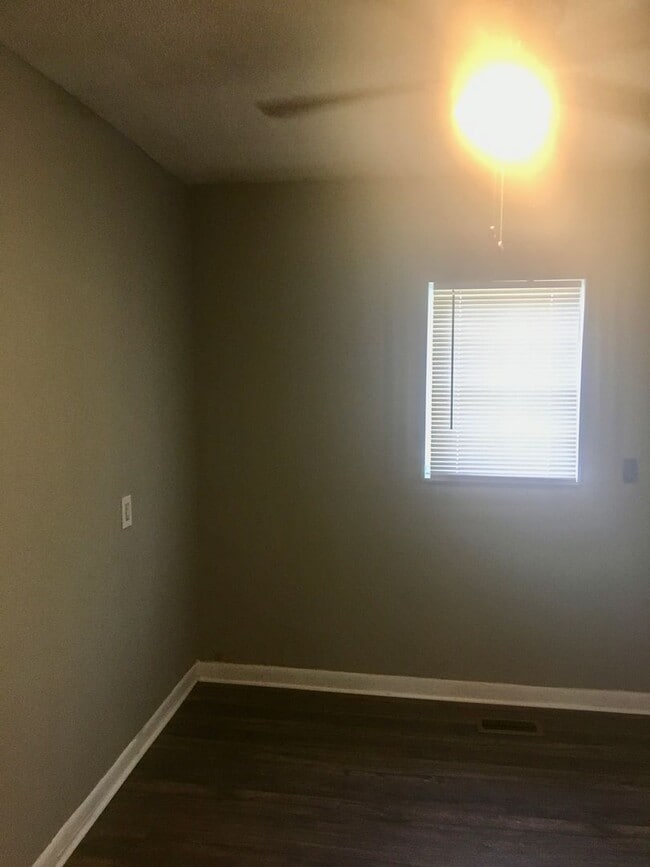 Building Photo - Cute 2 Bed/1 Bath HOUSE w/ yard!!