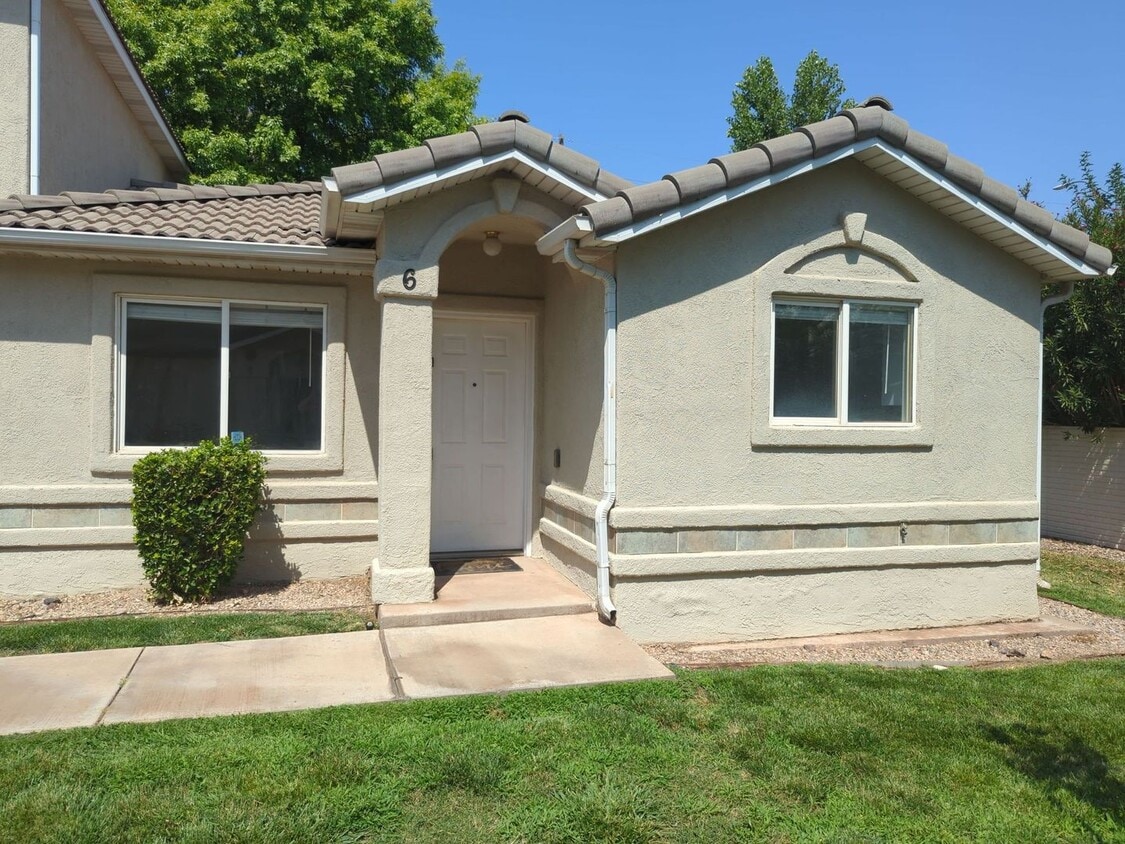 Primary Photo - Centrally Located 3 Bedroom Condo. Small D...