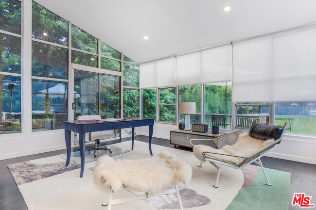 Foto del edificio - 1833 Franklin Canyon Dr