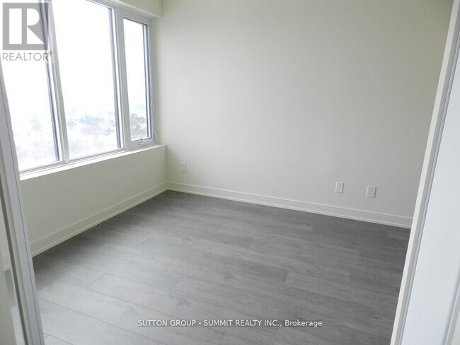 Photo du bâtiment - 8020 Derry Rd W