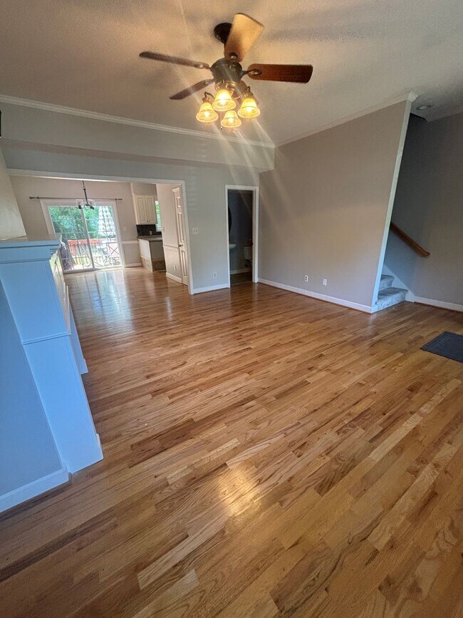 Foto del edificio - Beautifully Maintained Townhome In The Heart Of Town!