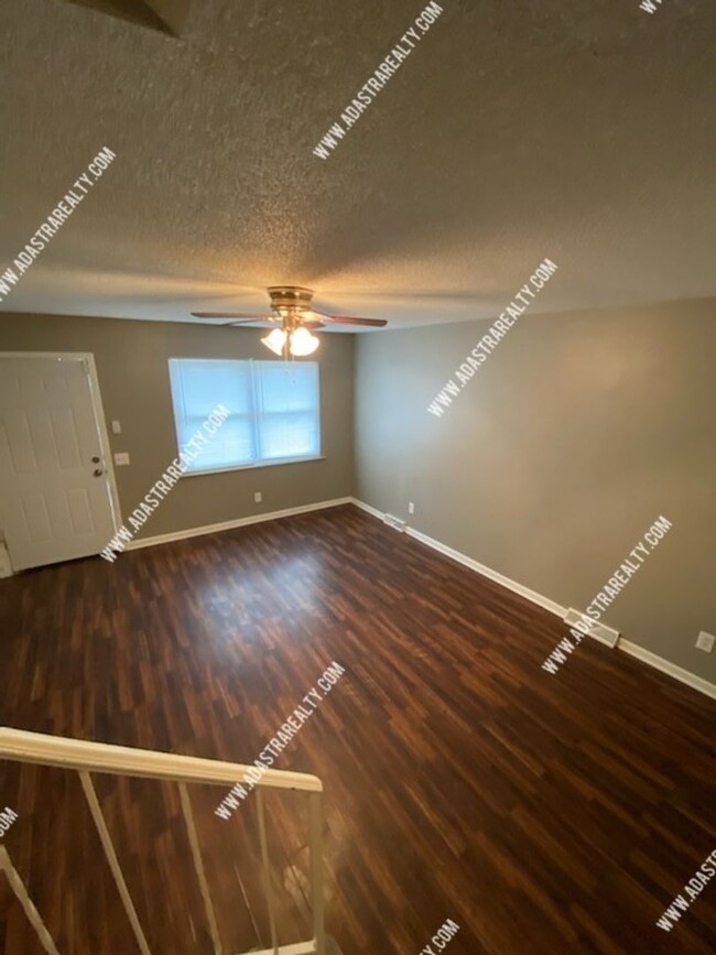 Building Photo - Remodeled Duplex in Olathe-Available NOW!!