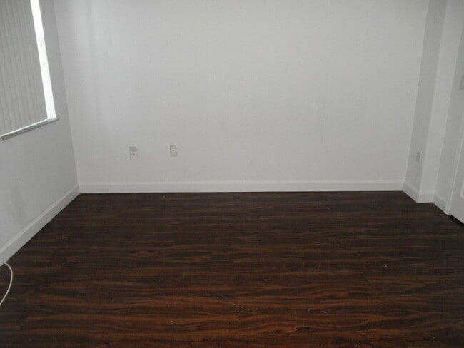 Building Photo - Shoma Townhomes