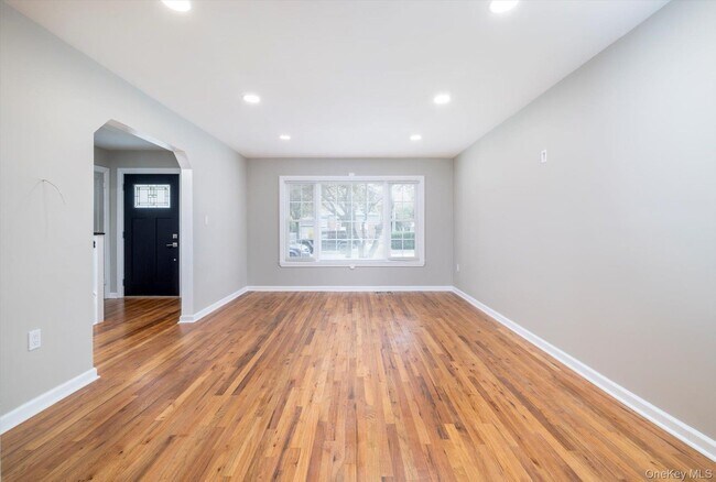 Foto del edificio - 236 Wardwell Rd