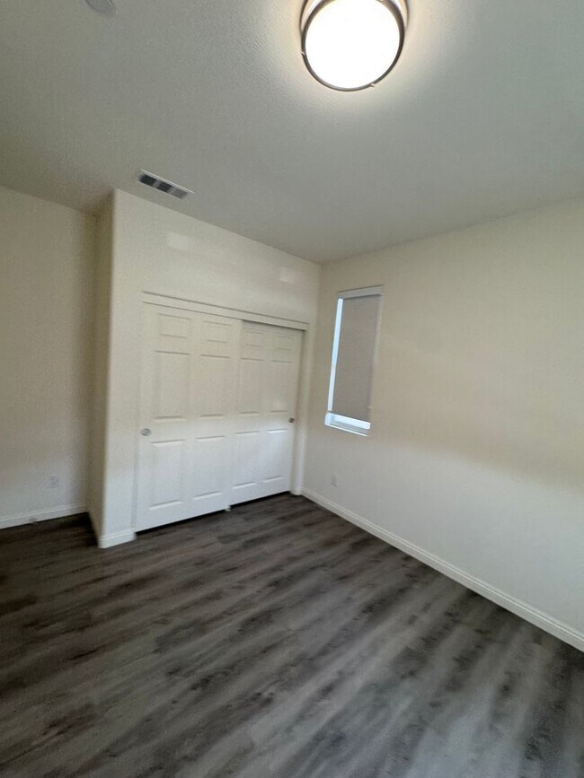 Foto del edificio - Modern 4-Bed, 2.5-Bath Detached Townhouse ...