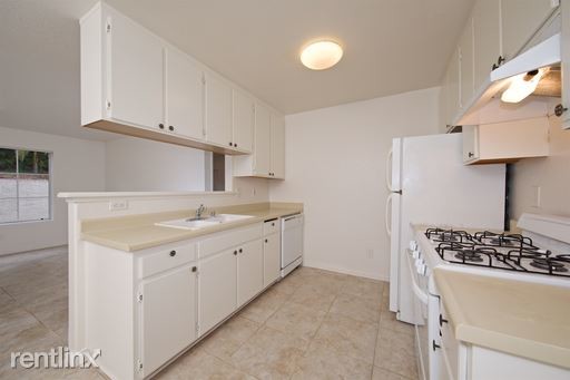 Building Photo - 665 Ascot Dr