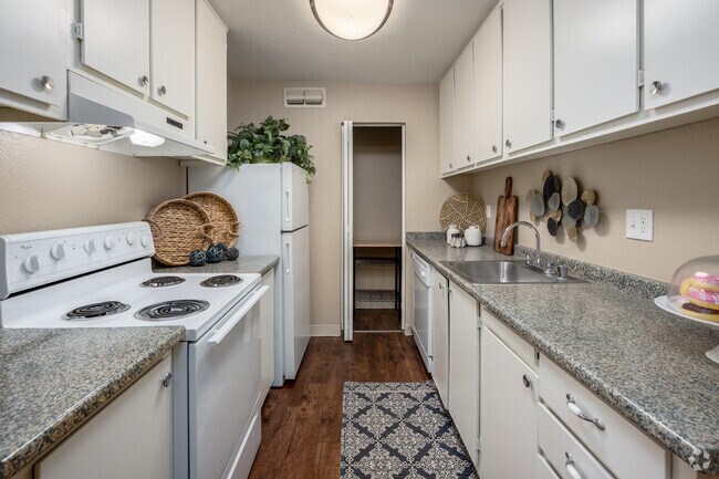 2BR, 1BA - 861SF - Cocina - Legacy Park Apartments