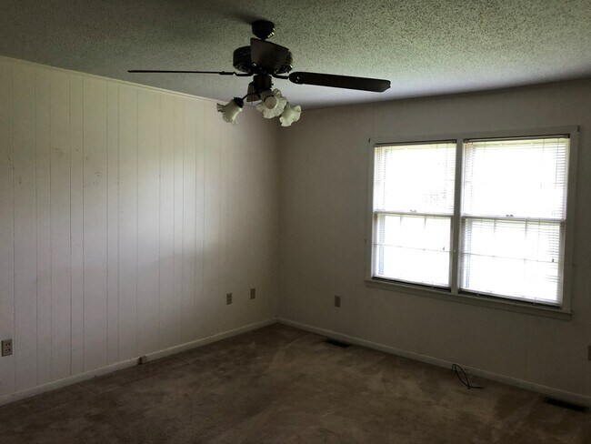 Den - 14 Coatsland Dr