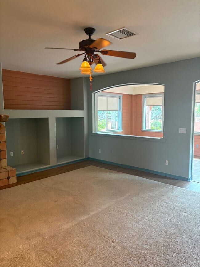 Building Photo - 110 E Bighorn Ct
